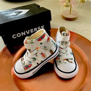 Bug Converse size 4 Brand new with box